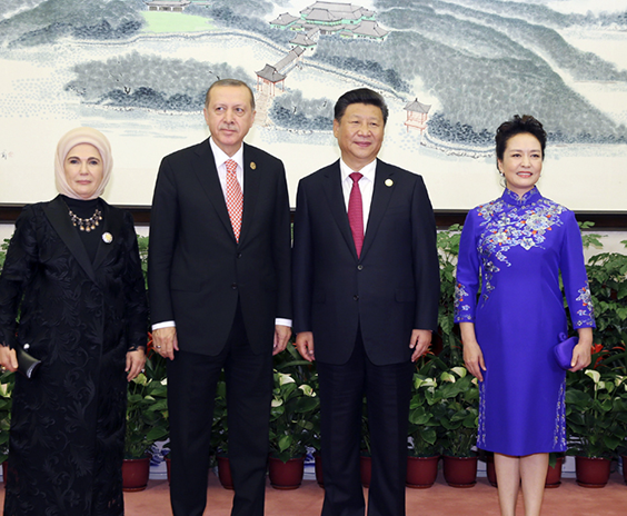 习近平和彭丽媛迎候土耳其总统埃尔多安夫妇