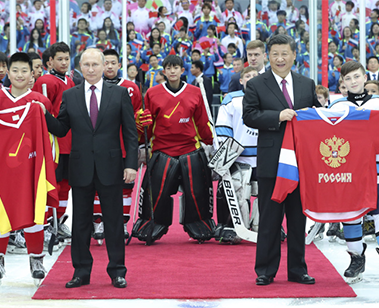 习近平同俄罗斯总统普京在天津共同观看中俄青少年冰球友谊赛