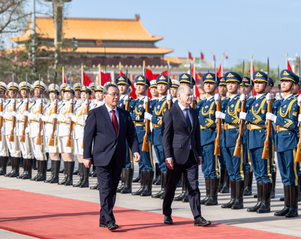 国务院总理李强在北京人民大会堂同德国总理朔尔茨会谈